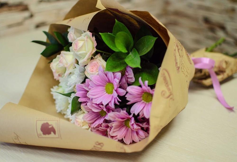 Букет улыбка в Нижневартовске Букет цветов из: Розы и Хризантемы в Нижневартовске