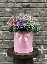 Композиция Яркие эмоции в Нижневартовске Цветочная композиция из Гипсофила и Розы в шляпной коробке в Нижневартовске