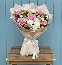 Букет цветов из:  Гвоздики, Орхидеи и Розы в Нижневартовске