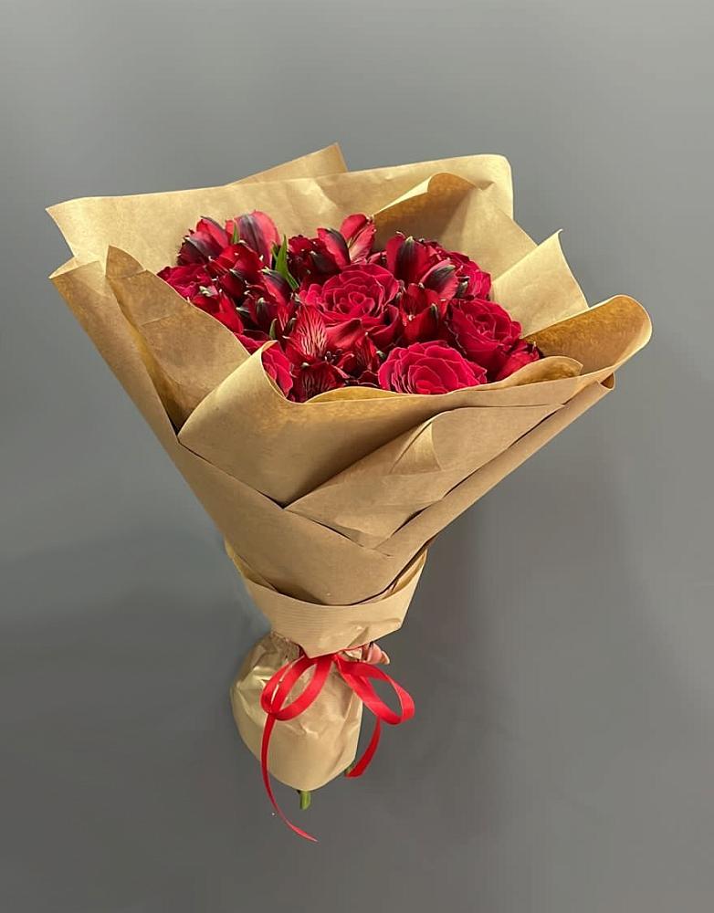 Букет прекрасной женщине в Нижневартовске Букет цветов из: Альстромерии и Розы в Нижневартовске