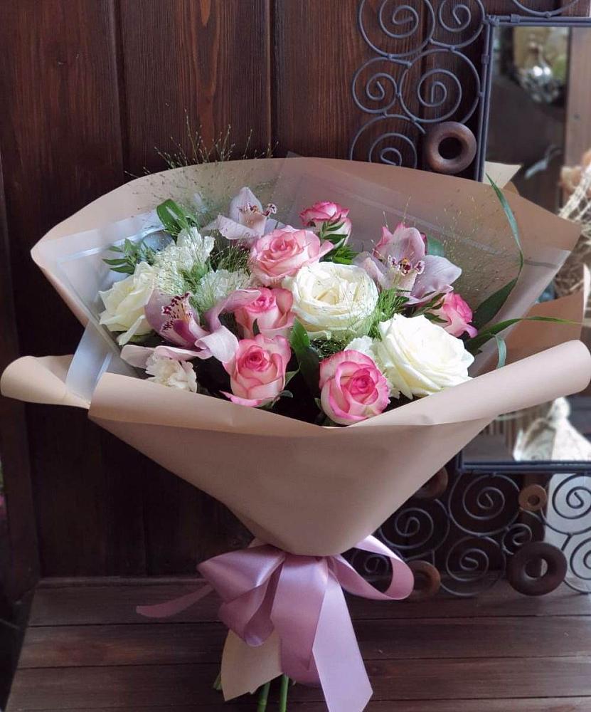 Букет майское утро в Нижневартовске Букет цветов из: Гвоздики, Орхидеи, Розы и Хризантемы в Нижневартовске