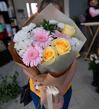 Букет цветов из:  Герберы, Розы и Хризантемы в Нижневартовске
