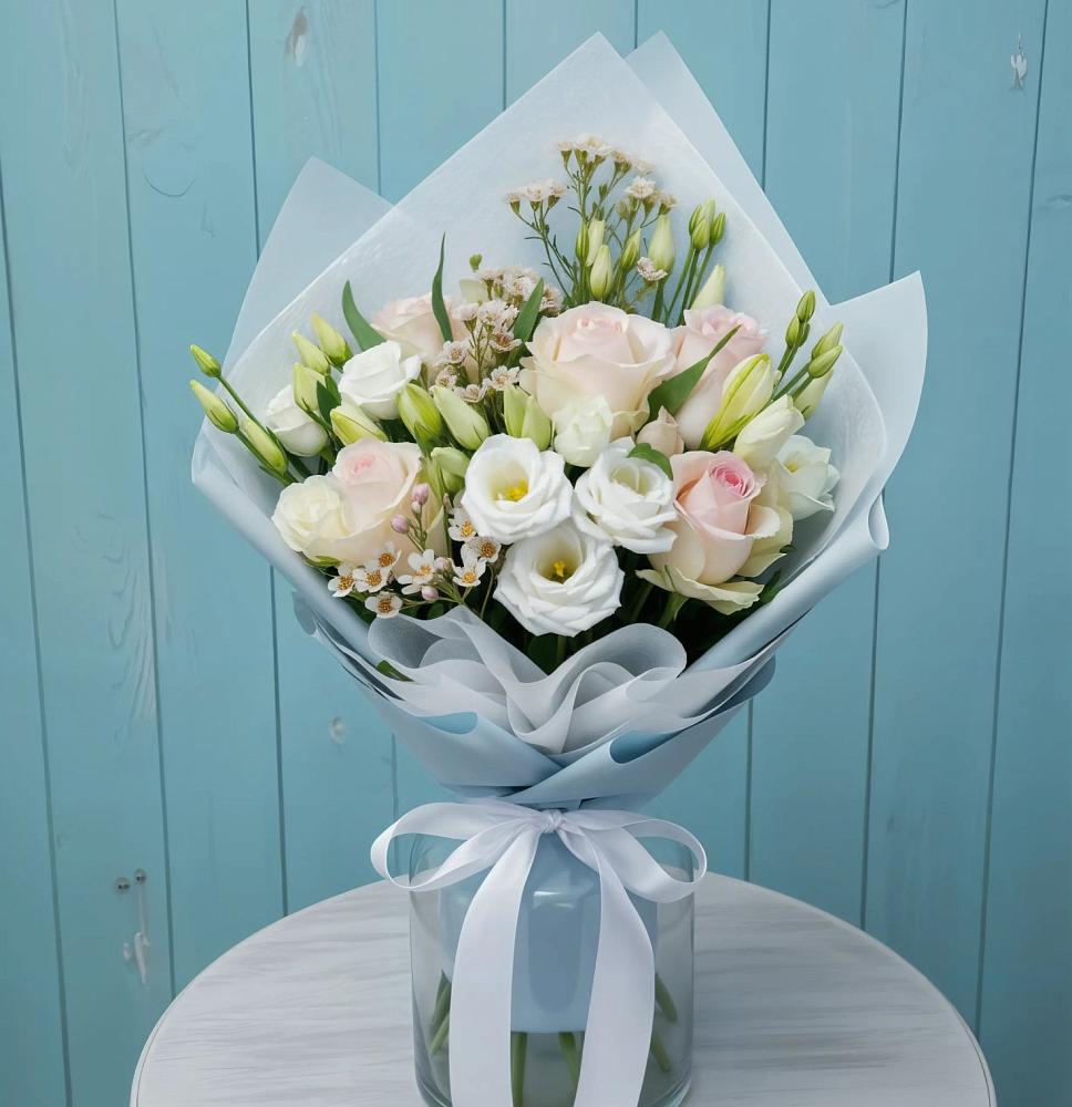 Букет очаровательный аромат в Нижневартовске Букет цветов из: Розы и Лизиантусы в Нижневартовске