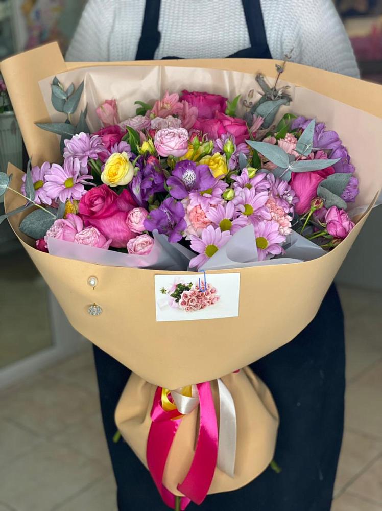 Букет вдохновленный любовью в Нижневартовске Букет цветов из: Хризантемы, Гвоздики и Альстромерии в Нижневартовске