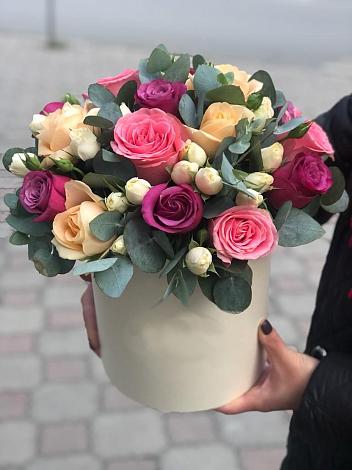 Цветочная композиция из Розы в шляпной коробке в Нижневартовске