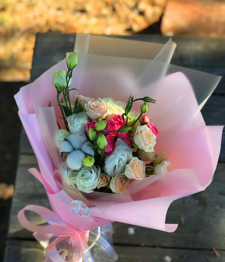 Букет цветочный коктейль в Нижневартовске Букет цветов из: Розы и Лизиантусы в Нижневартовске