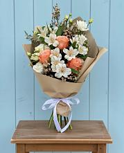 Букет яркий комплимент в Нижневартовске Букет цветов из:  Альстромерии, Лизиантусы, Розы и Хризантемы в Нижневартовске