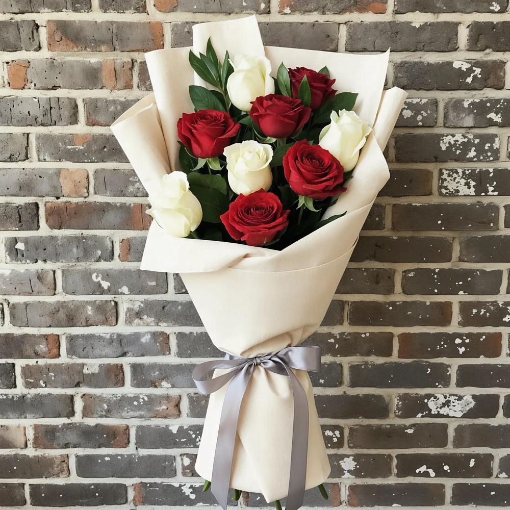 Букет красно-белые розы в Нижневартовске Букет цветов из: Розы в Нижневартовске