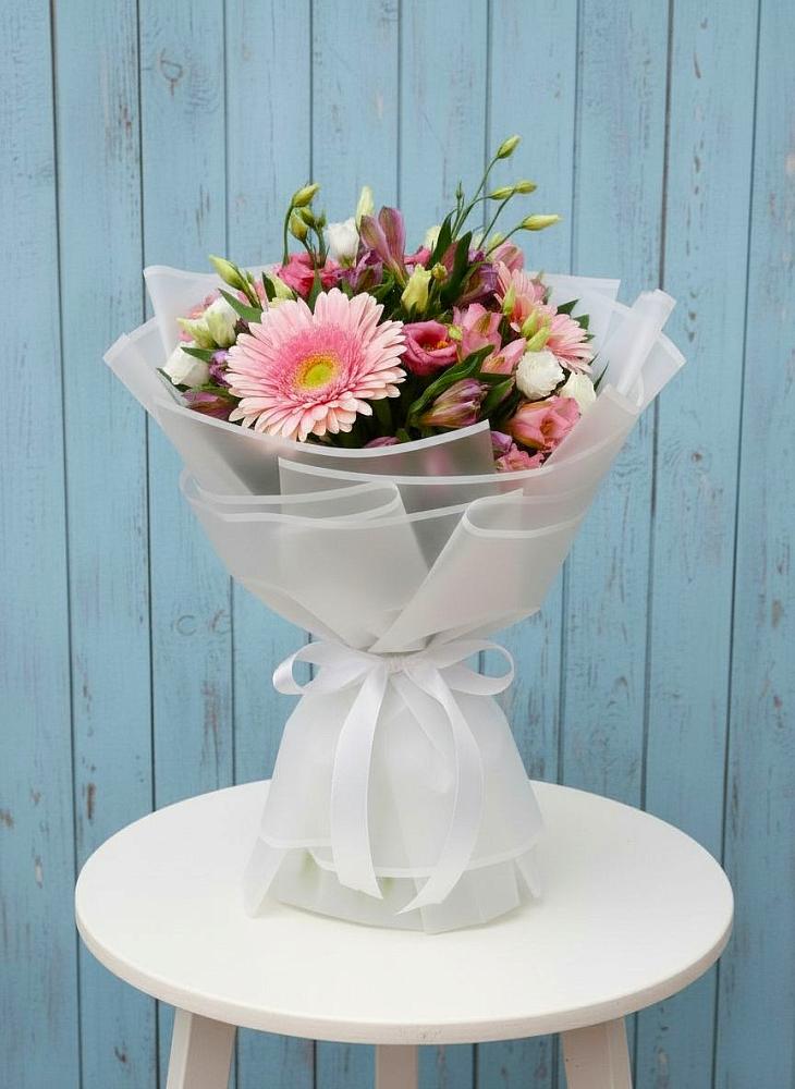 Букет прохладный бриз в Нижневартовске Букет цветов из: Герберы, Альстромерии и Лизиантусы в Нижневартовске