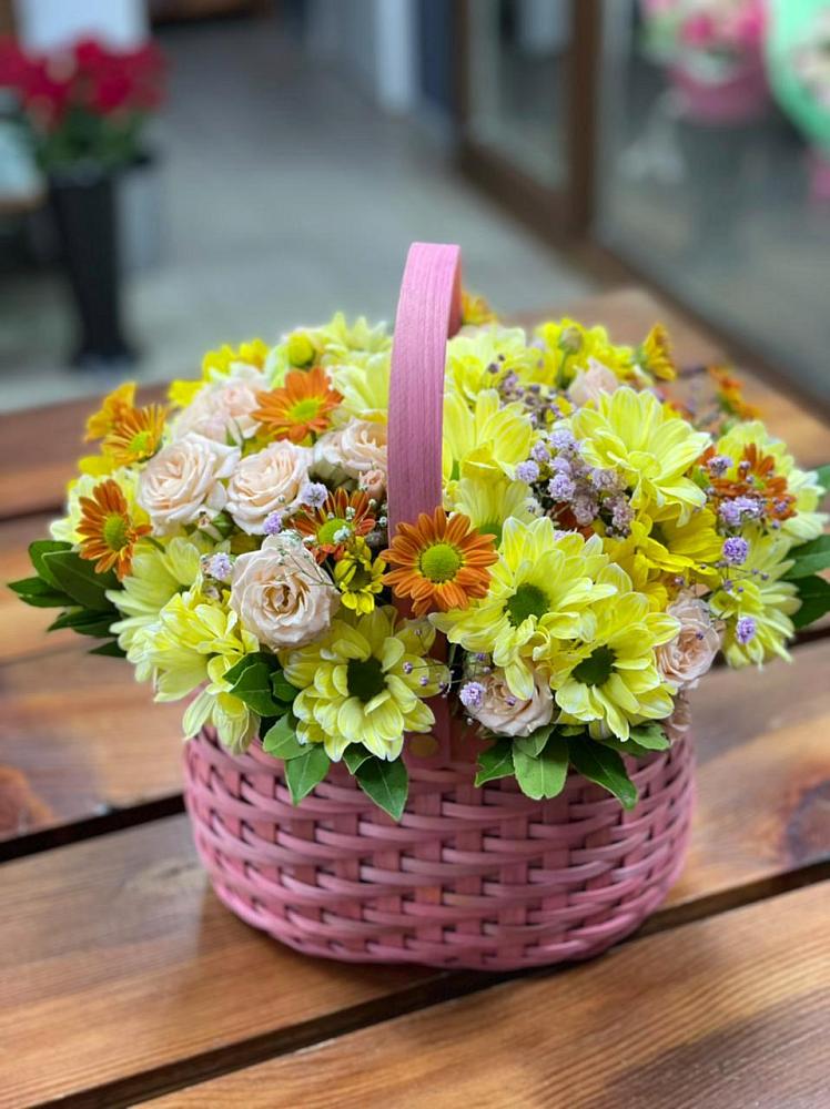 Композиция цветы лета в Нижневартовске Цветочная композиция из Хризантемы и Розы в корзине в Нижневартовске