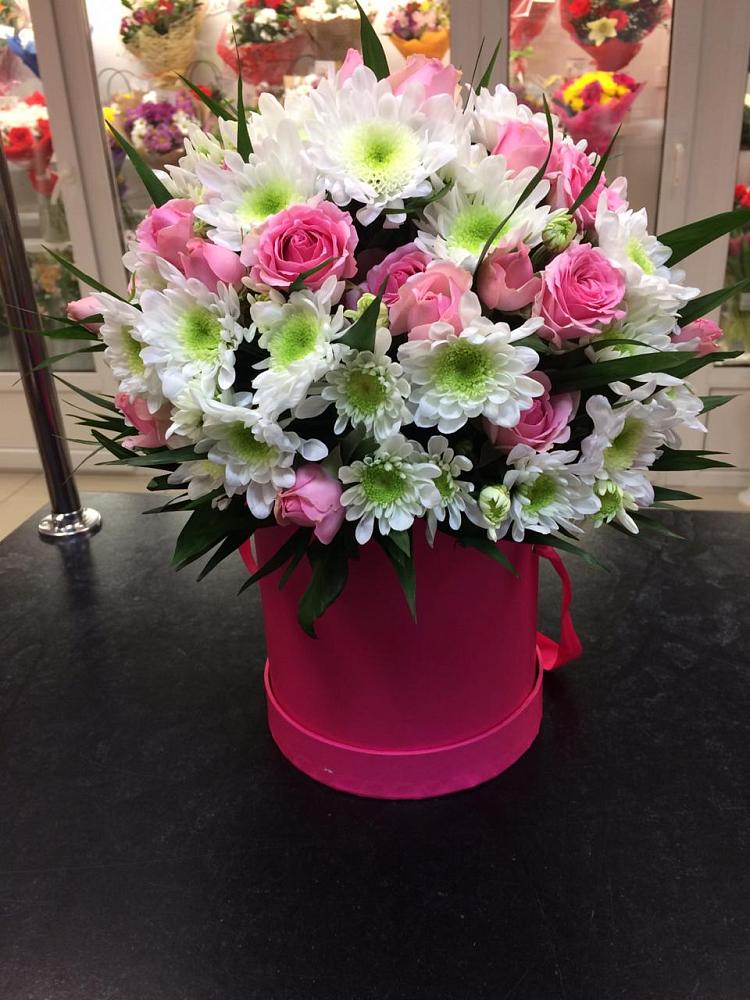 Композиция грация в Нижневартовске Цветочная композиция из Розы и Хризантемы в шляпной коробке в Нижневартовске