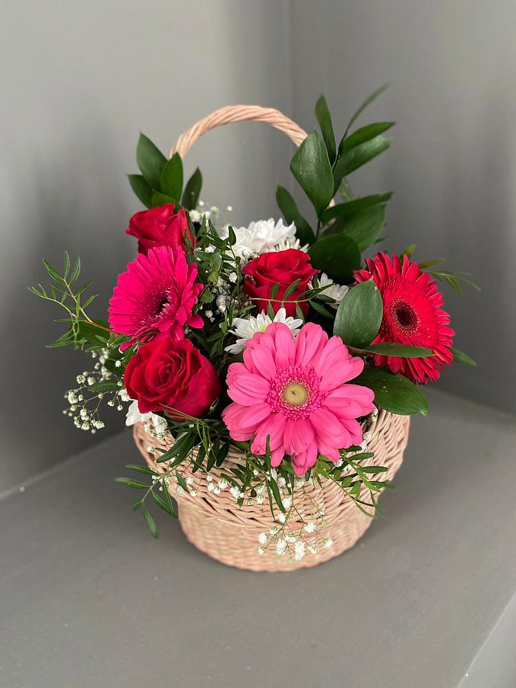 Композиция радостное событие в Нижневартовске Цветочная композиция из Розы, Хризантемы и Герберы в корзине в Нижневартовске