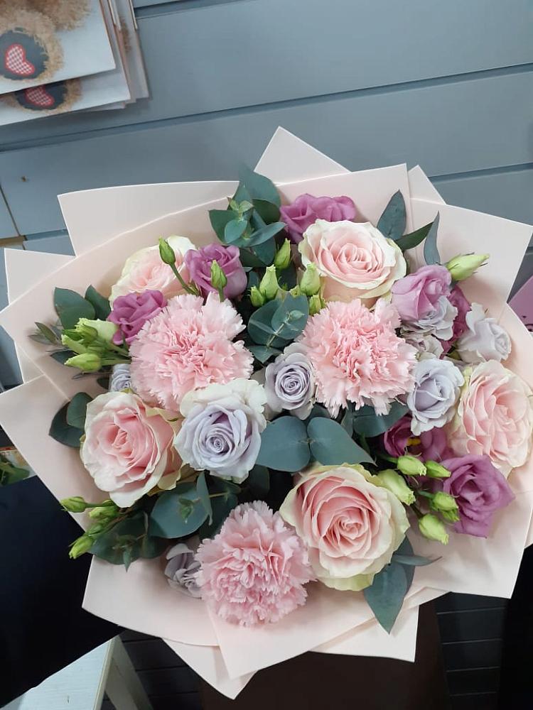 Букет обаятельный в Нижневартовске Букет цветов из: Розы, Гвоздики и Лизиантусы в Нижневартовске