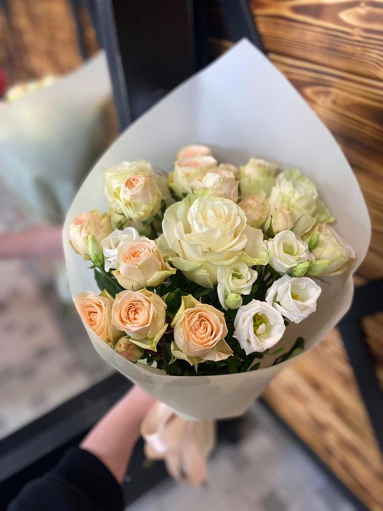 Букет Летний бриз в Нижневартовске Букет цветов из: Розы и Лизиантусы в Нижневартовске