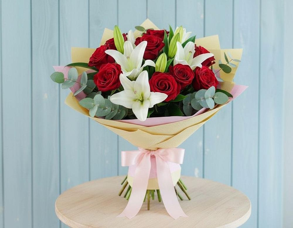 Букет Элегантная гармония в Нижневартовске Букет цветов из: Лилии и Розы в Нижневартовске